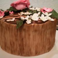 Fondanttorte mit Holz und Blumen