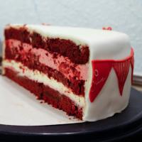 Red Velvet Cake mit Himbeeren und weißer Schokolade