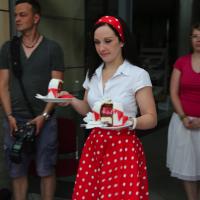 Red Velvet Cake mit Himbeeren und weißer Schokolade und Ramazotti Rosarot Likör