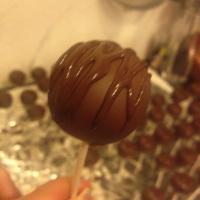 Kirsch-Biskuit Cake Pops mit Schokolade