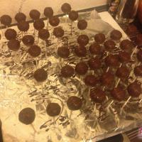 Kirsch-Biskuit Cake Pops mit Schokolade