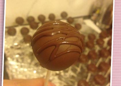 Kirsch-Biskuit Cake Pops mit Schokolade