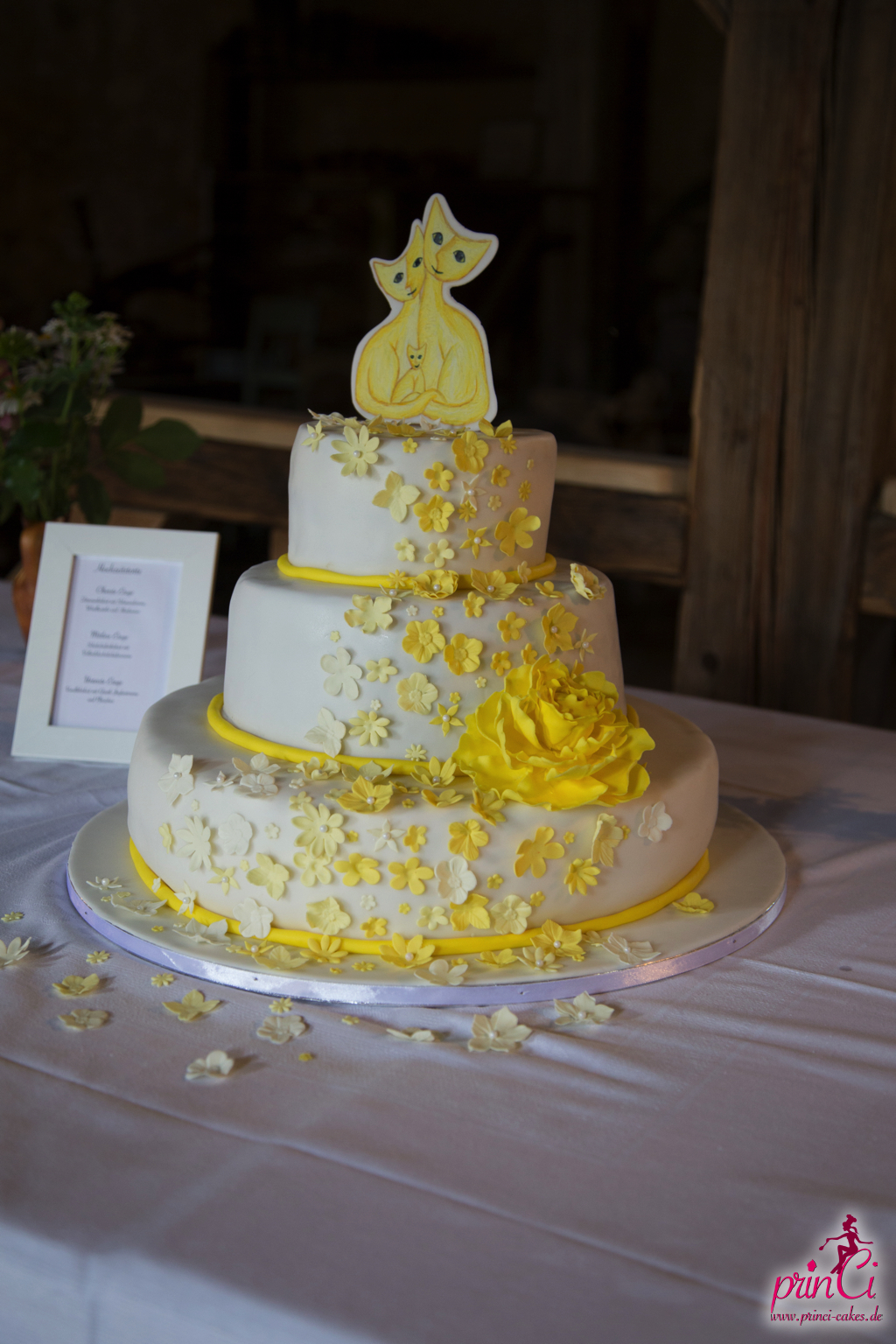Hochzeitstorte in gelb mit Katzen | prinCi Cakes