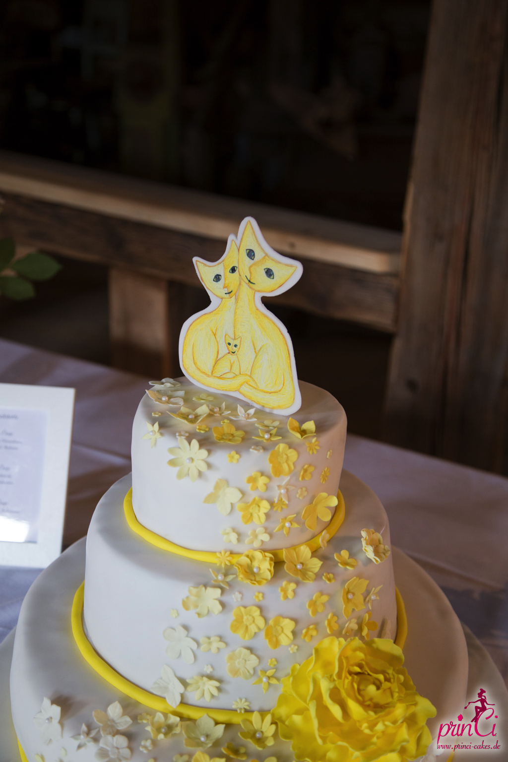 Hochzeitstorte in gelb mit Katzen | prinCi Cakes